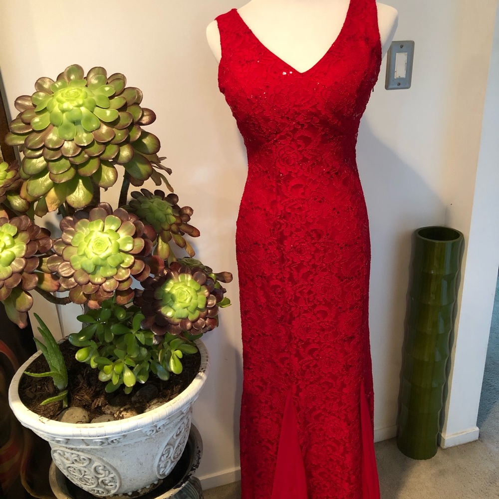 Fire 🔥 engine red! Sequined gown.
